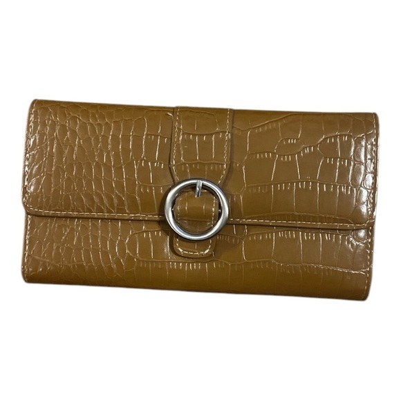 Elegant Tan Croc-Embossed Clutch - Picture 1 of 3